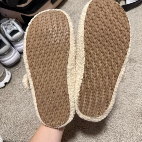 Steve Madden Cream Sherpa Miles with Gold Buckle - Picture 4 of 4